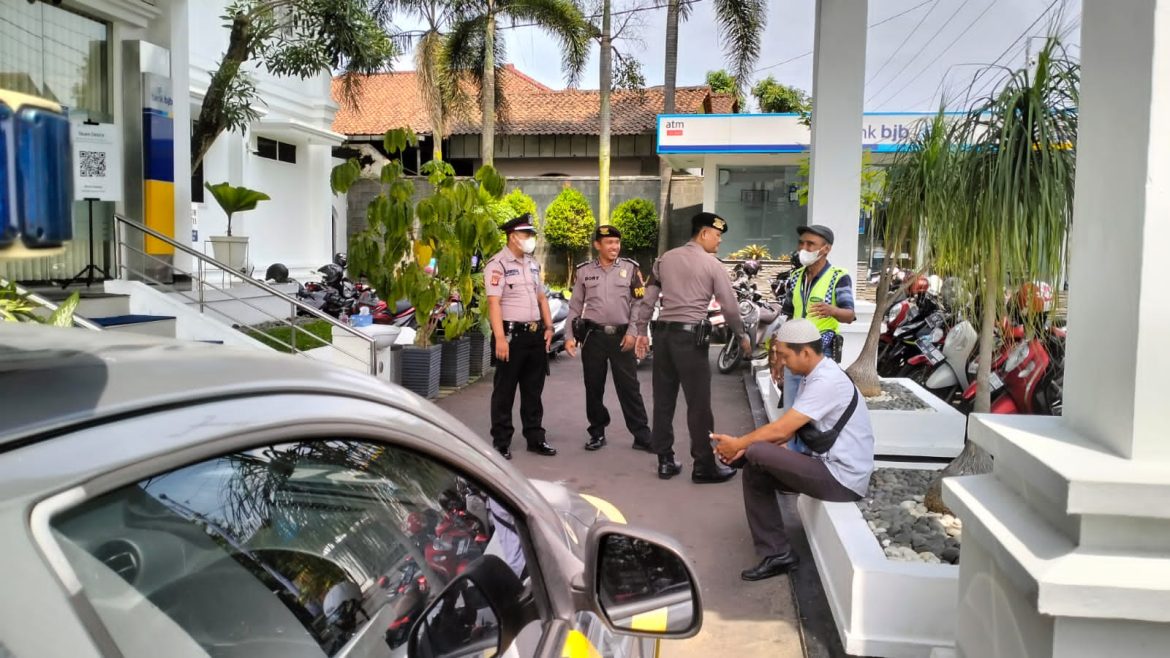Tiga Personel Satuan Samapta Patroli Dialogis ke Obvit di Kab. Ciamis