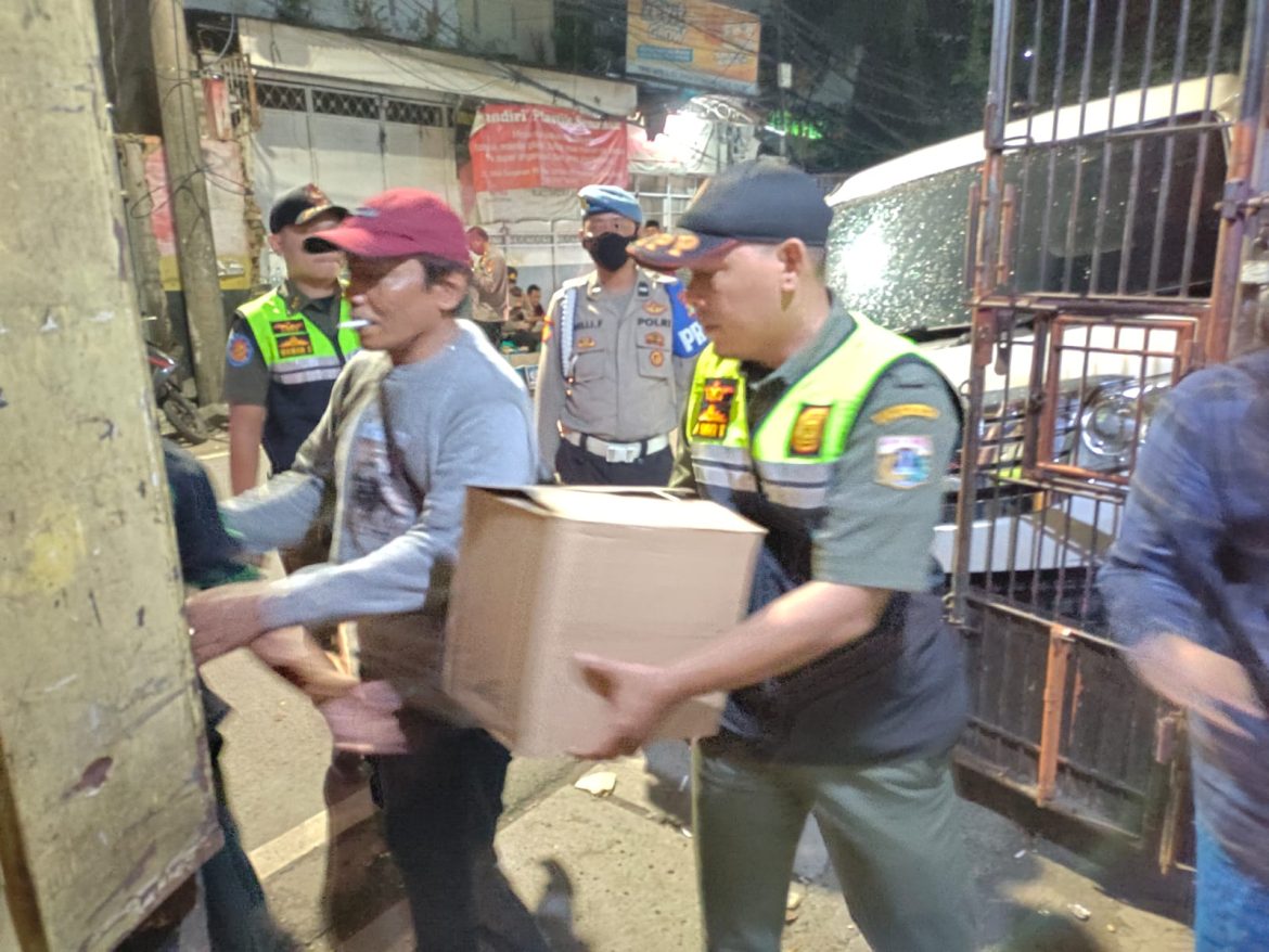 Polsek Kalideres Sita Ratusan Dus Miras Berbagai Jenis di Semanan