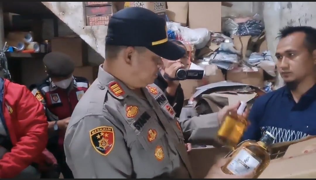 Kapolsek Kalideres Berhasil Membongkar Warung Sembako Yang Di Sulap Menjadi Gudang Miras