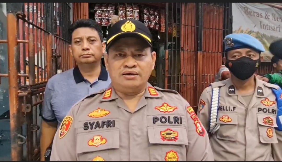 Polsek Kalideres Jakarta Barat Menggrebek Sebuah Gudang Penyimpanan Minuman Keras Di Jalan Semanan Kalideres