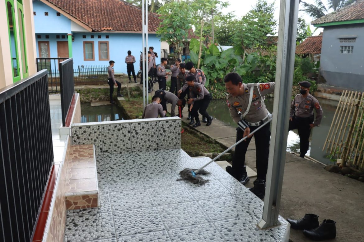 Safari Ramadan 1444 H, Personel Polres Ciamis Kerja Bakti Bersihkan Masjid Nurul Huda Bojong