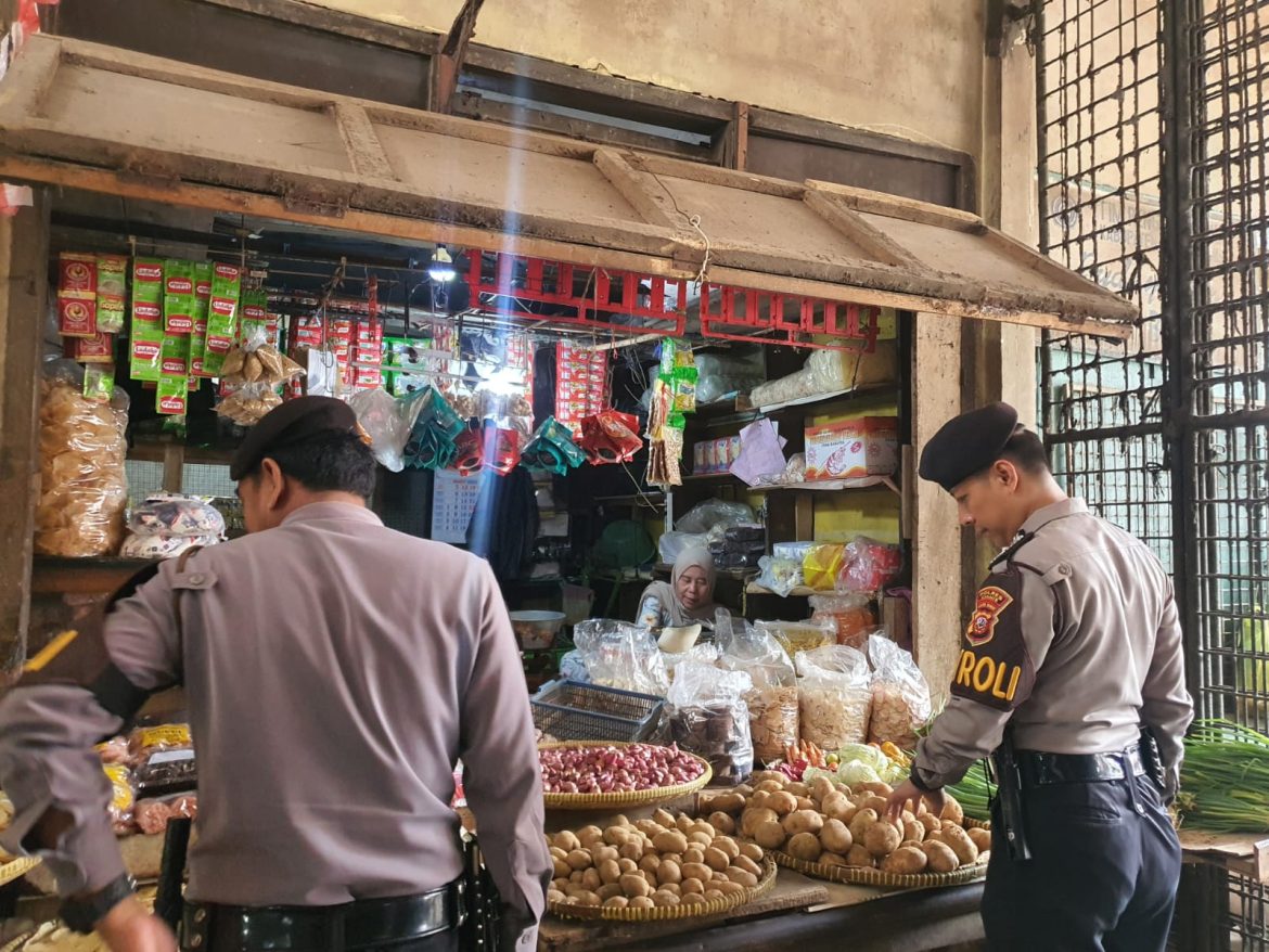 Satuan Samapta Polres Ciamis Patroli ke Pasar, Cek Harga Bahan Pokok Selama Ramadhan