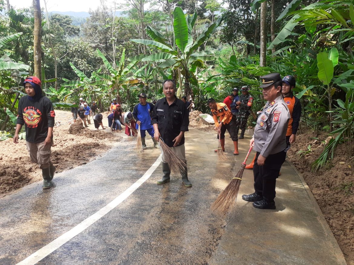 Tutup Akses Jalan Dua Desa: Personel Polsek Panawangan Bergabung Bersama Relawan Bersihkan Material Tanah Longsor