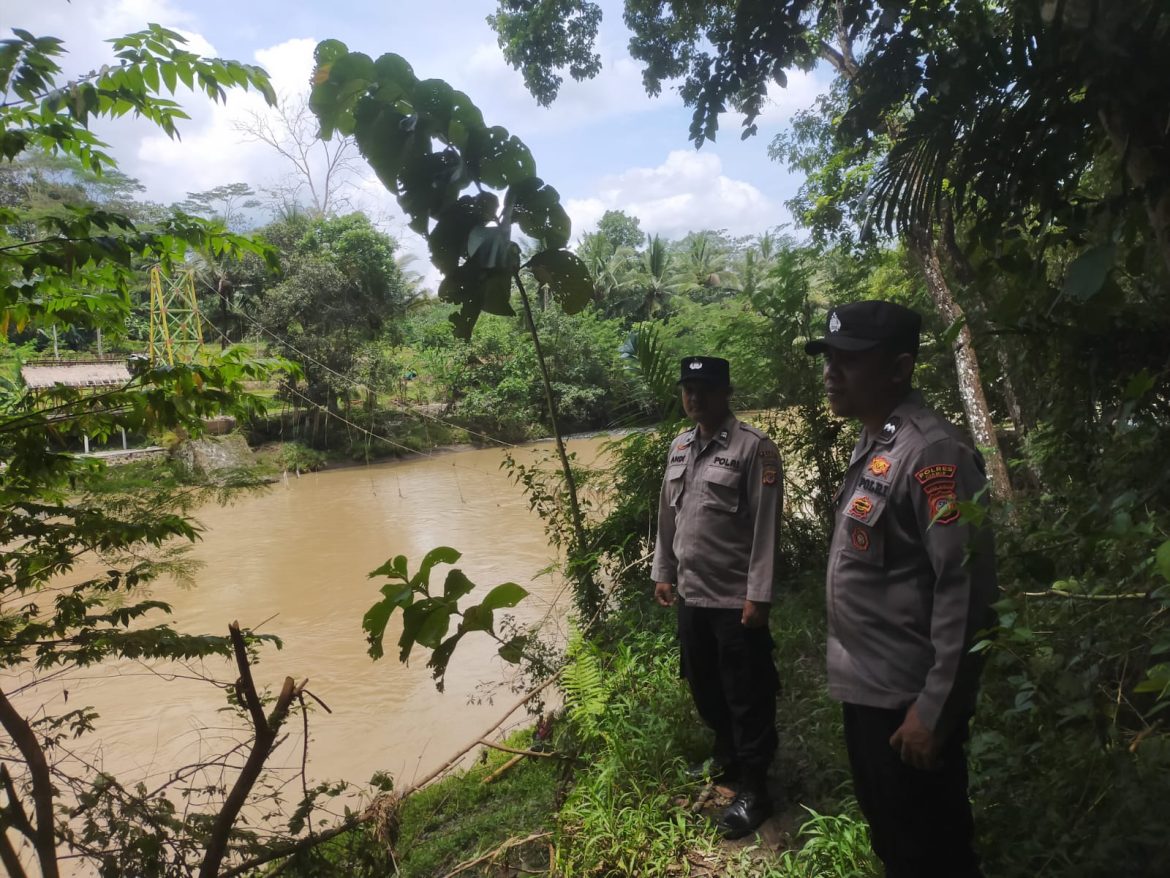 Polsek Rajadesa Cek Lokasi Putusnya Jembatan Gantung di Desa Sukajaya