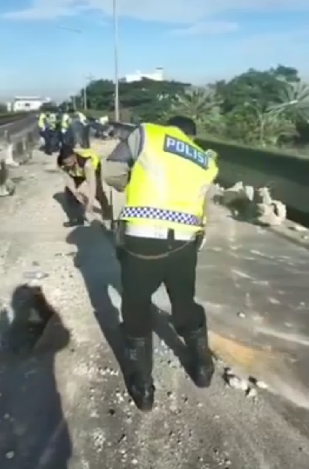 Sigap Personel Satlantas Jakarta Barat bersama Dinas Terkait Melakukan Pembersihan Puing Puing Beton Barier MCB yang Berserakan