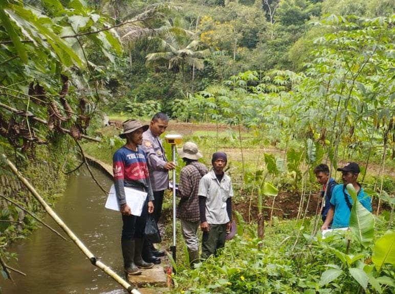 Bhabinkamtibmas Polsek Panjalu Monitoring Kegiatan Program PTSL Warga Desa Ciomas