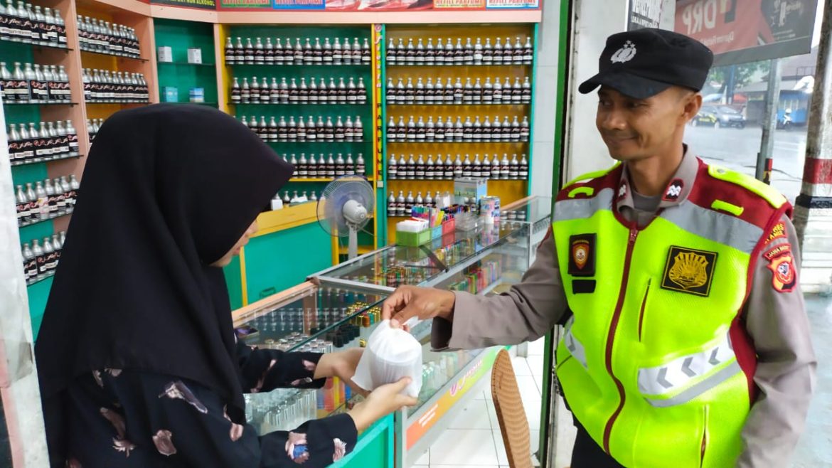 Polres Ciamis Berbagi di Bulan Ramadan, Jajaran Polsek Cisaga Bagikan Takjil ke Pengguna Jalan