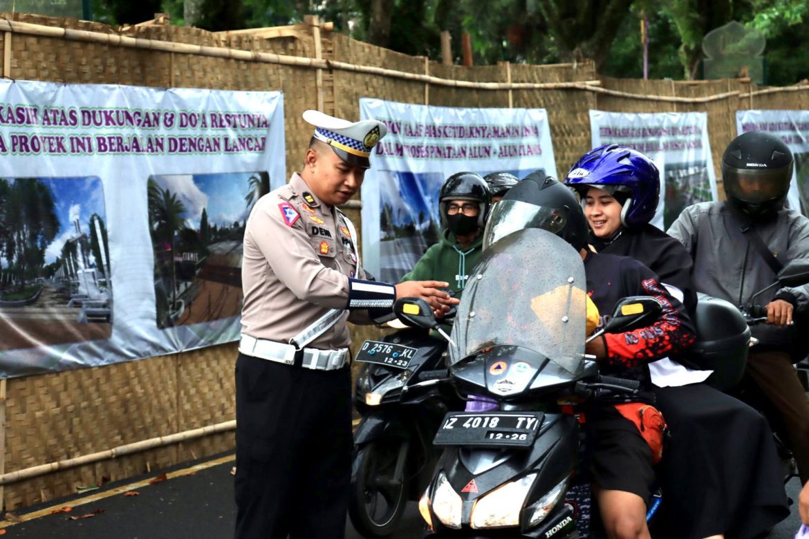 Lagi, Puluhan Takjil Dibagikan Polres Ciamis ke Pengguna Jalan di Kawasan Alun Alun Ciamis