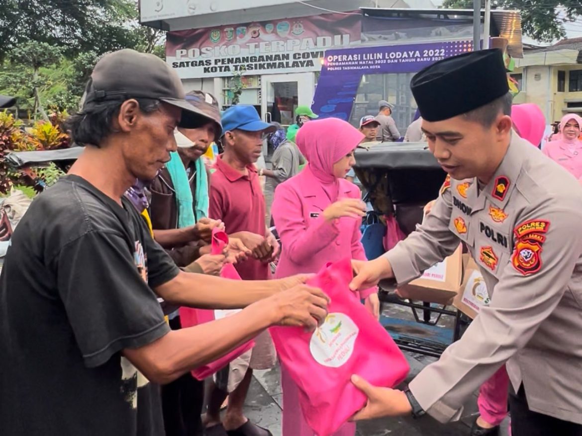Polres Tasikmalaya Kota Membagikan Takjil Gratis Kepada Pengguna Jalan