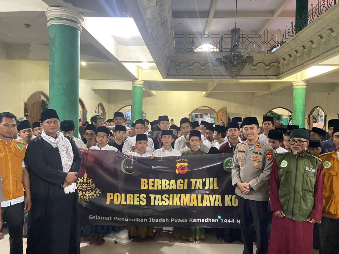 Berkah Ramadhan, Polres Tasikmalaya Kota Bagikan Takjil Gratis di Ponpes Miftahul Huda Al Husna