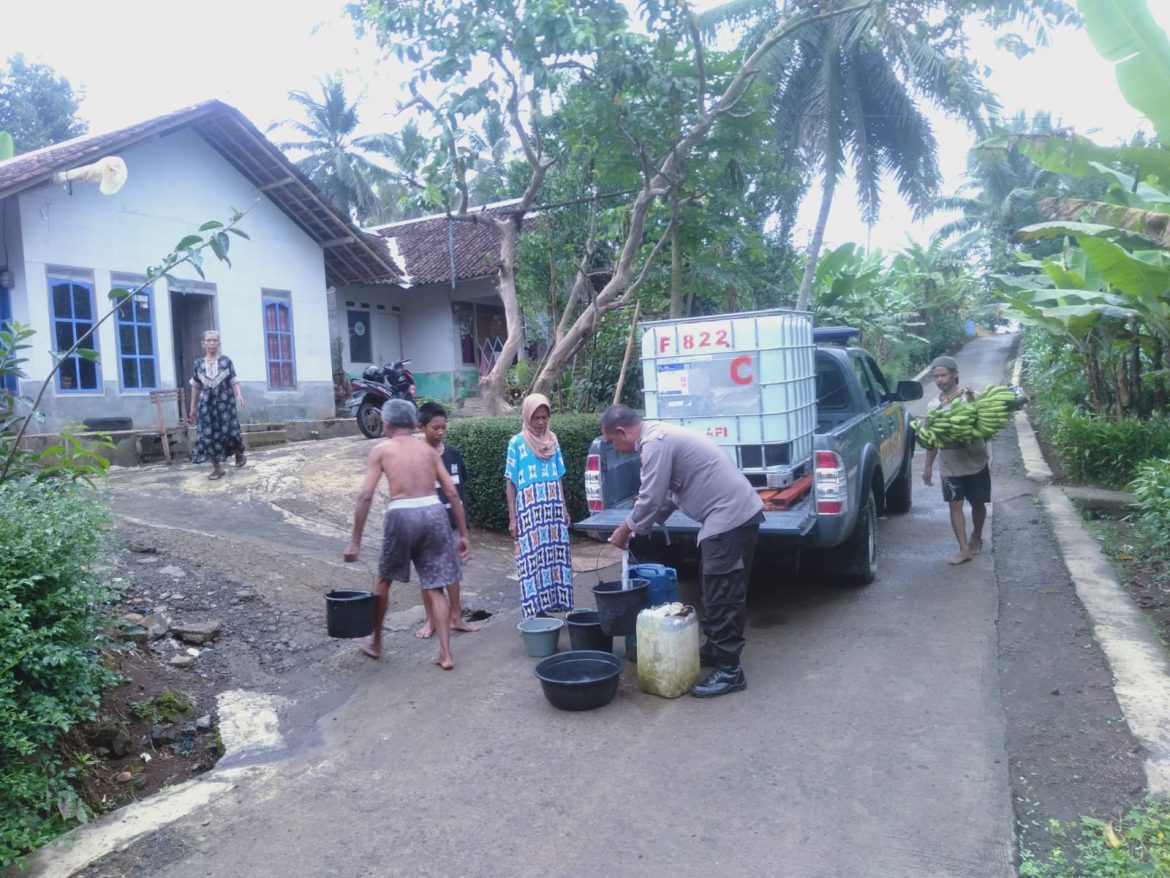 Bakti sosial Distribusi air bersih dilaksanakan Polsek Cineam