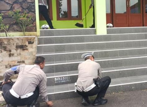 Bakti Religi, Satlantas Polres Ciamis Bersih-Bersih di Masjid Jami Sindangrasa Ciamis