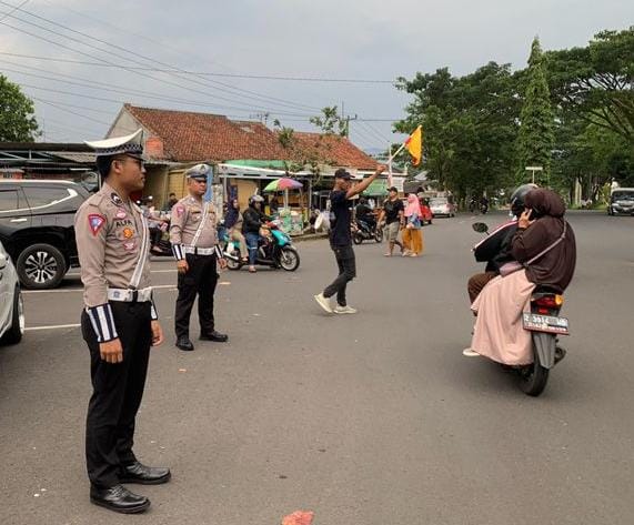 Berikan Rasa Aman untuk masyarakat, Personel Satlantas Polres Ciamis Lakukan Pengamanan Ngabuburit