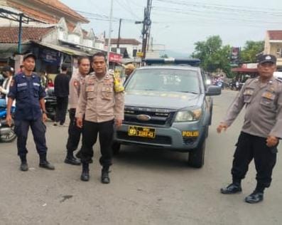 Berikan Rasa Nyaman, Polsek Cikoneng PAM Ngabuburit di Pasar Sindangkasih