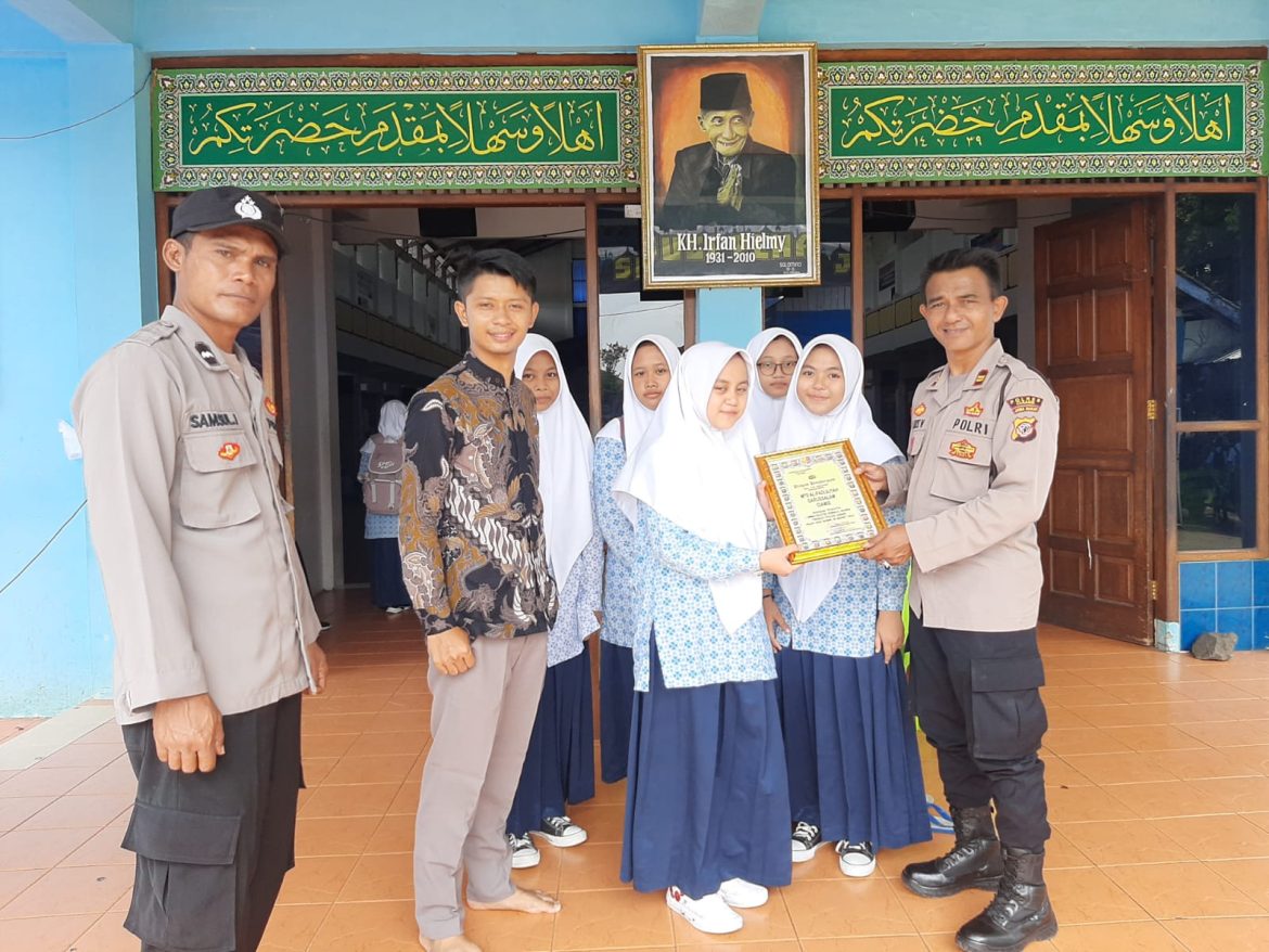 Satuan Binmas Polres Ciamis Serahkan Piagam Lomba Nasyid “Asmaul Husna” di Ponpes Darussalam