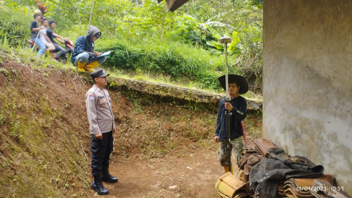 Polsek Panjalu lakukan monitoring tahapan pengukuran PTSL di Desa Ciomas