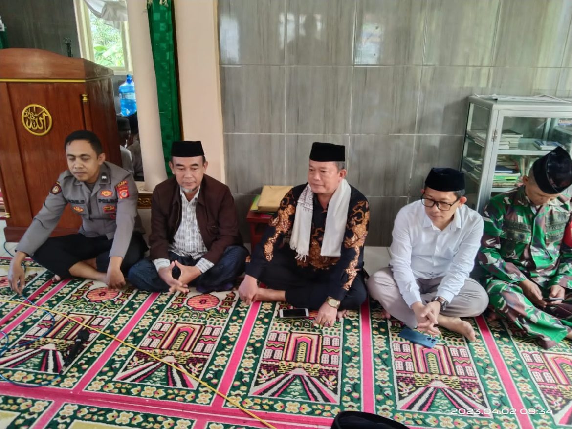 Pada giat Safari Ramadan, Polsek Rajadesa berikan himbauan di Masjid Miftahul Huda Cikamuning