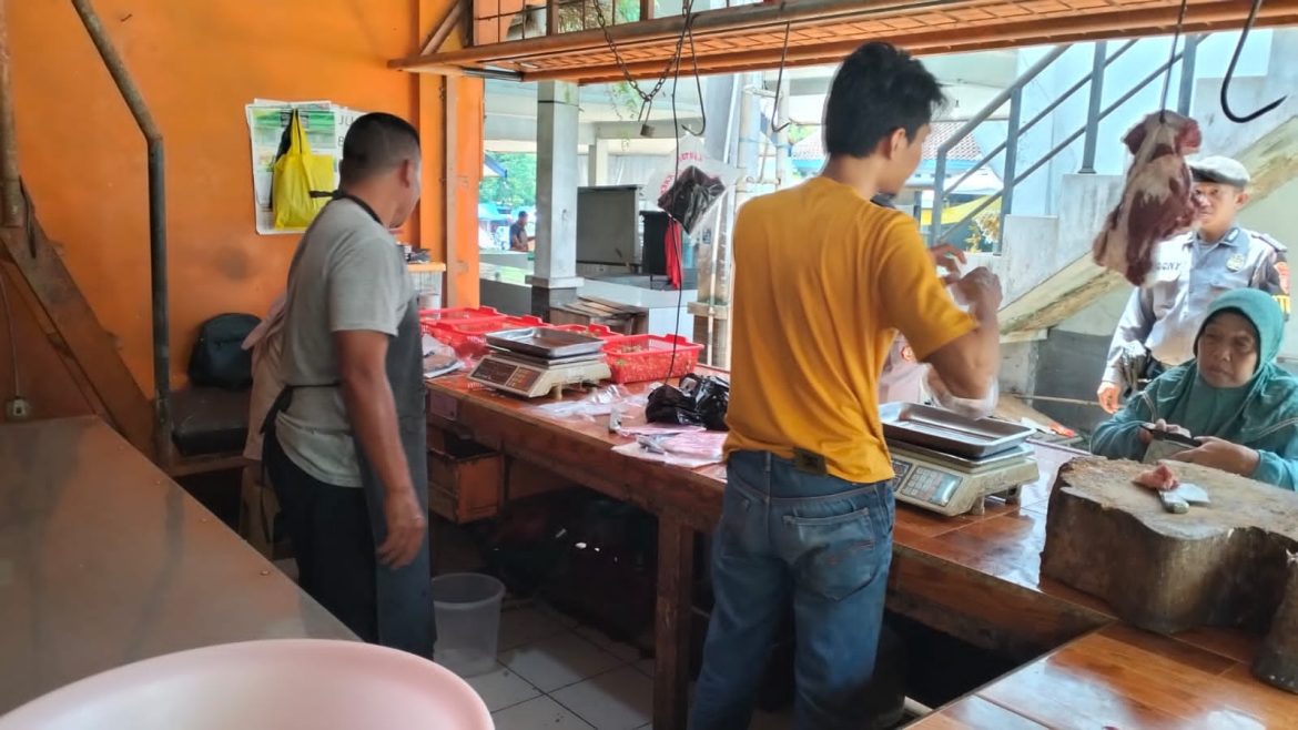 Satuan Samapta Polres Ciamis Patroli ke Pasar, Cek Harga Bahan Pokok Selama Ramadan