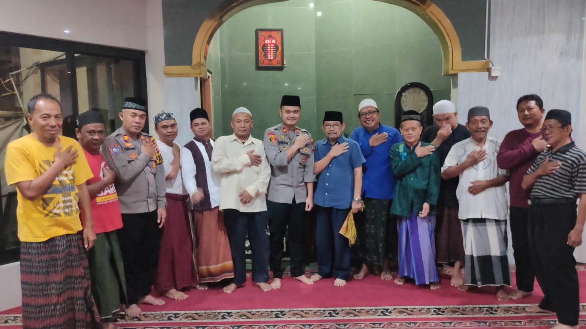 Marak Aksi Tawuran Saat Bulan Puasa, Kapolsek Tanjung Duren Ajak Warga Solat Berjamaah Sampaikan Pesan Kamtibmas