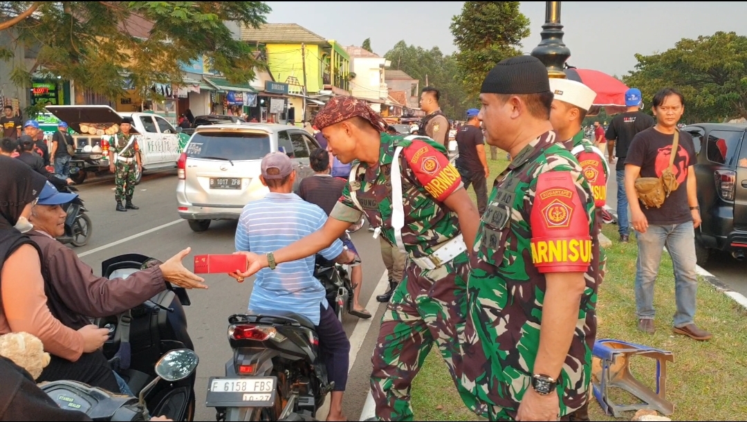Subkogartap Bogor bersama PT. Merapi Maju Makmur, Satpol PP dan Dishub Kab Bogor Bagikan Takjil