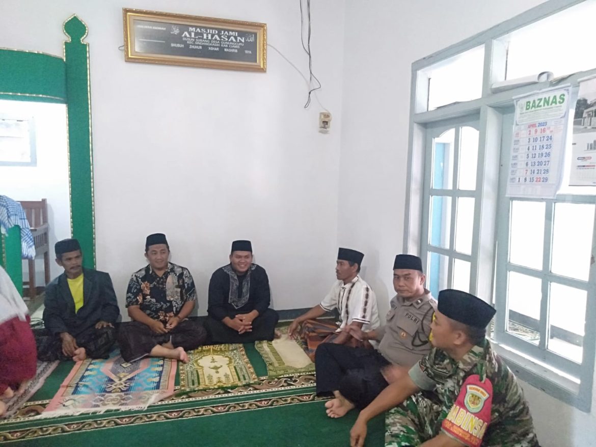 Safari Ramadan, Bhabinkamtibmas Polsek Cikoneng Ikuti Kuliah Subuh di Masjid Al Hasan