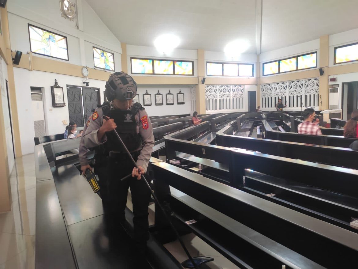 Berikan Rasa Aman Saat Beribadah, Satuan Samapta Polres Ciamis Lakukan Sterilisasi Gereja