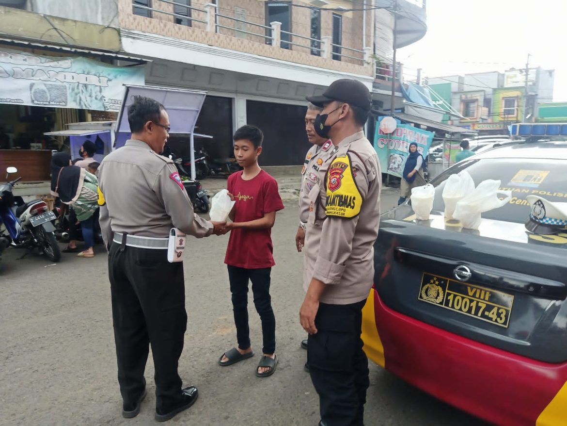 Berkah Ramadhan: Polsek Cikoneng Gelar Baksos Pembagian Takjil di Pasar Sindangkasih