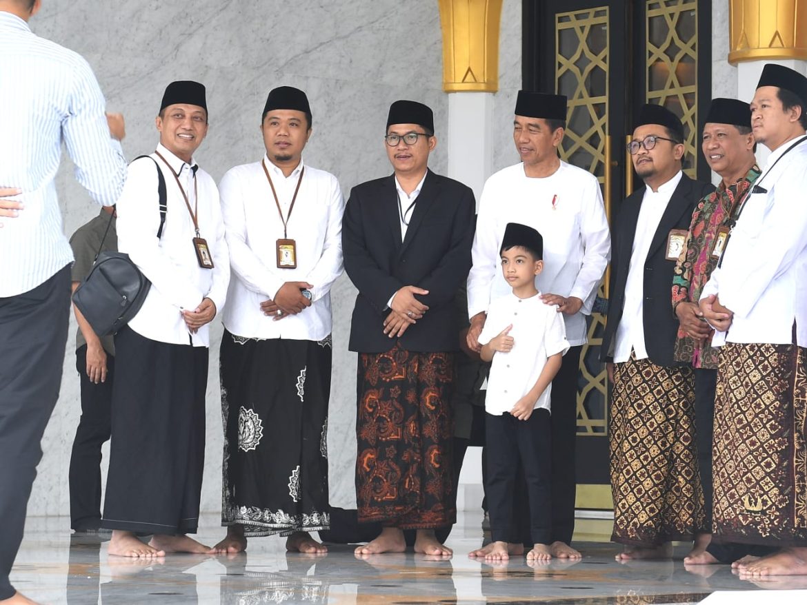 Nikmati Akhir Pekan, Presiden Ajak Cucu Salat Jumat Berjemaah