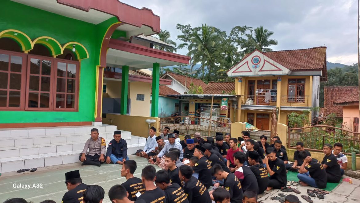 Safari Ramadan, Anggota Polsek Ciamis Tarling Bersama Warga di Desa Binaannya