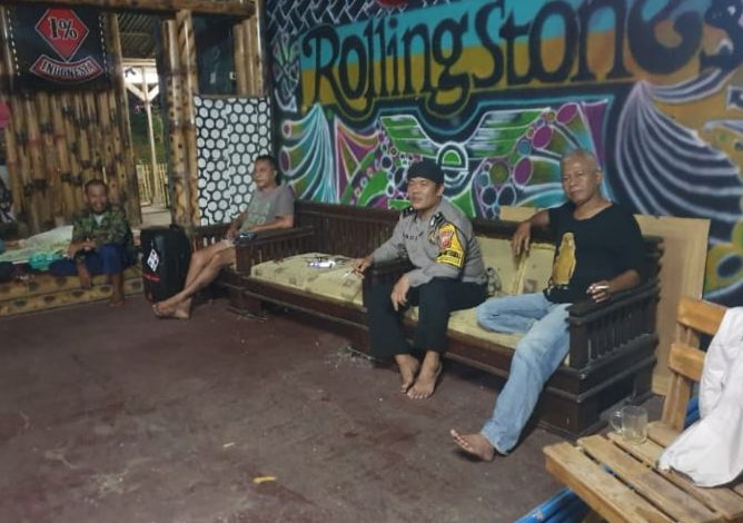 Cipta Kondisi, Bhabinkamtibmas Polsek Cimaragas Kontrol Kegiatan di Poskamling