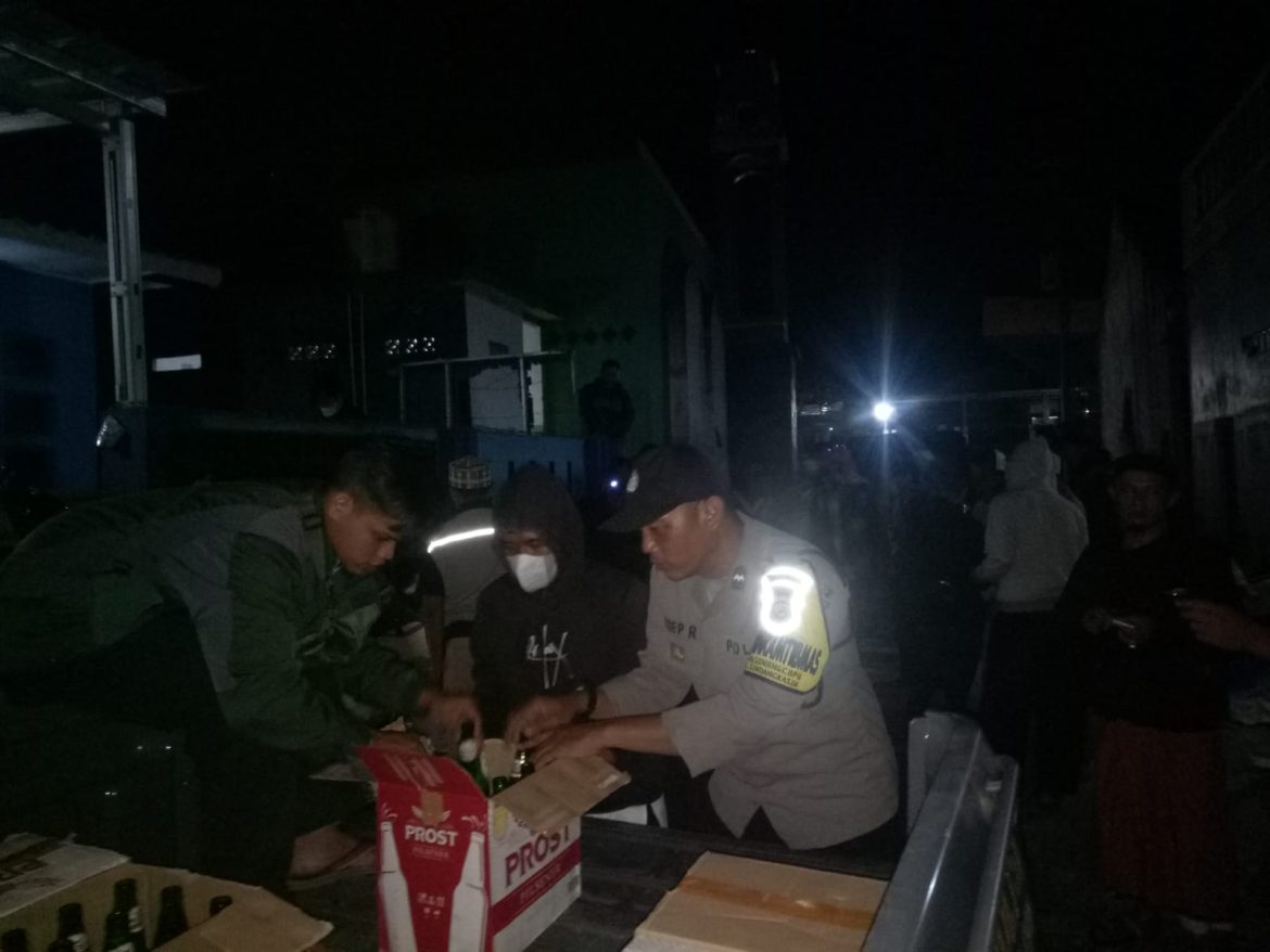 Operasi Pekat, Polsek Cikoneng Polres Ciamis Amankan Puluhan Botol Miras
