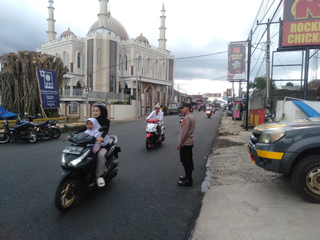 Dua Personel Polsek Panjalu Bersiaga Amankan Kegiatan Ngabuburit di Alun Alun Panjalu