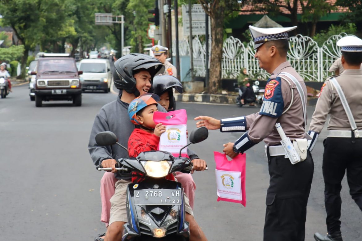 Polri Peduli, Satlantas Polres Ciamis Bagikan Ratusan Takjil ke Pengguna Jalan