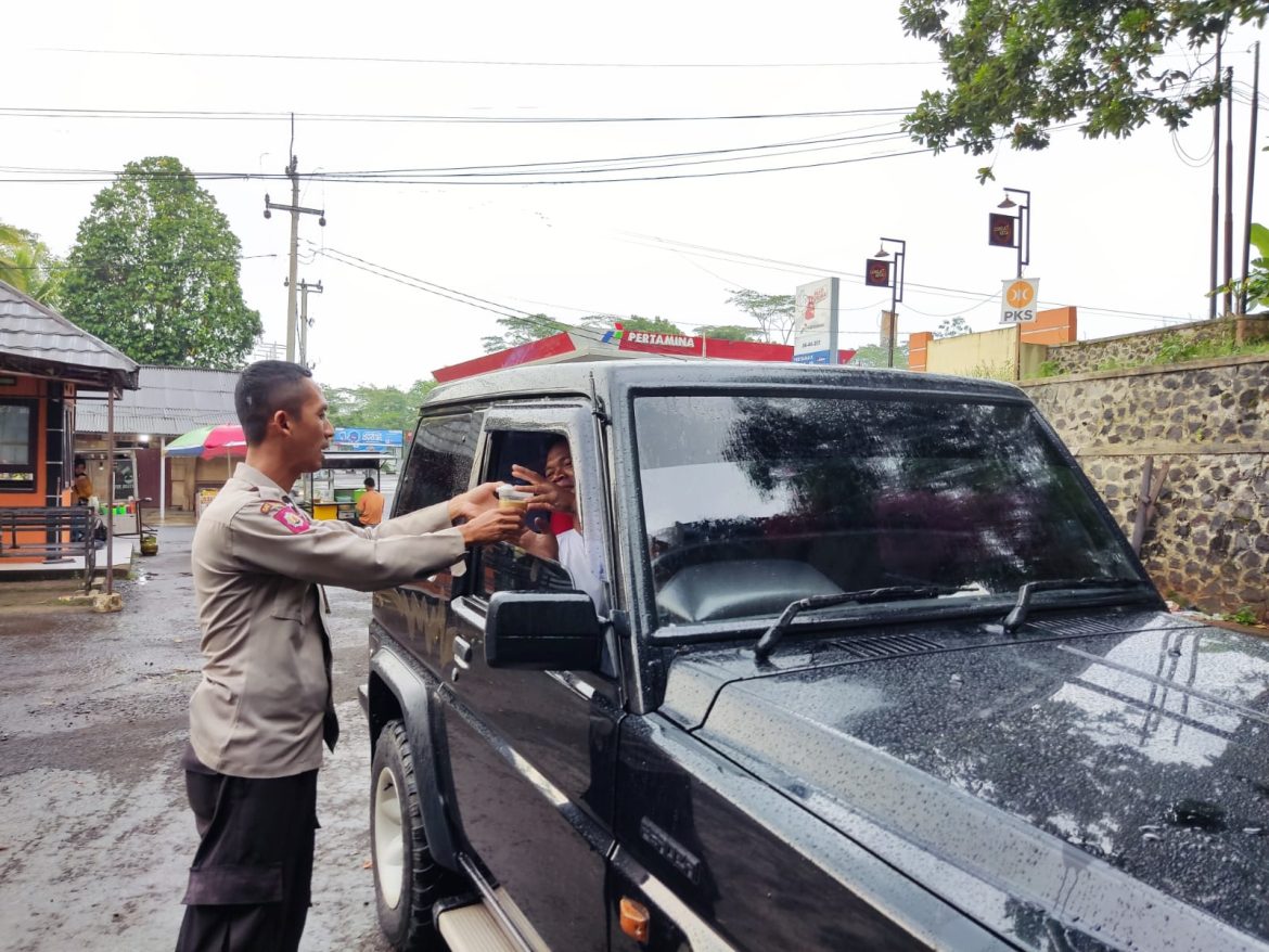 Polsek Rajadesa gelar Baksos Pembagian Takjil di Terminal Karoya