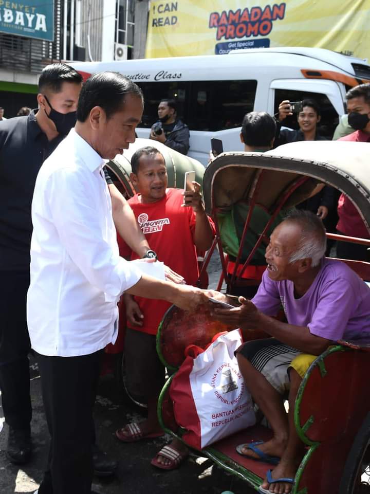 Akhir Pekan, Presiden dan Ibu Iriana Bagikan Bantuan Untuk Pedagang dan Masyarakat