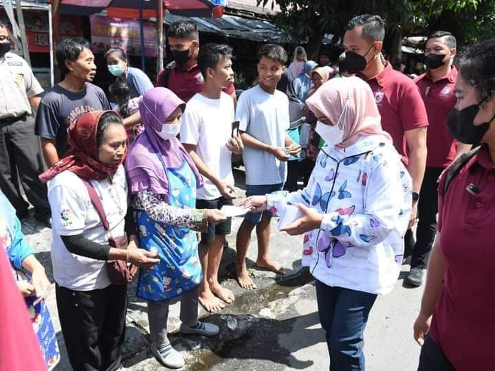 Akhir Pekan, Presiden dan Ibu Iriana Bagikan Bantuan untuk Pedagang dan Masyarakat