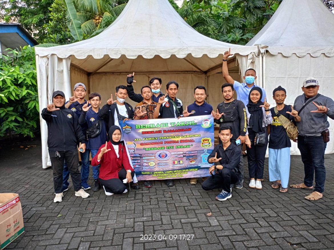 Berbagi Keberkahan Bulan Ramadhan,All Family Perantau Lampung Gandeng FWJ Indonesia Korwil Jakbar Bagikan Takjil Buka Puasa