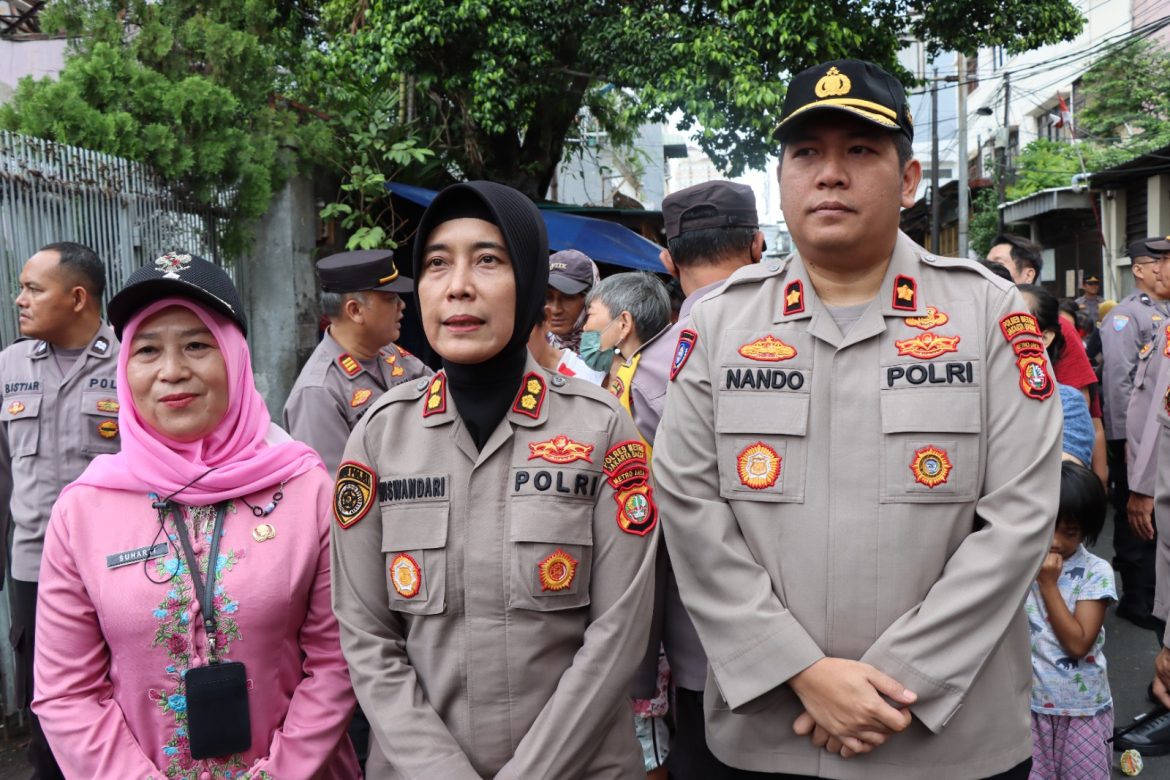 Polres Metro Jakata Barat Membagikan Takjil Rutin Setiap Hari Kepada Masyarakat