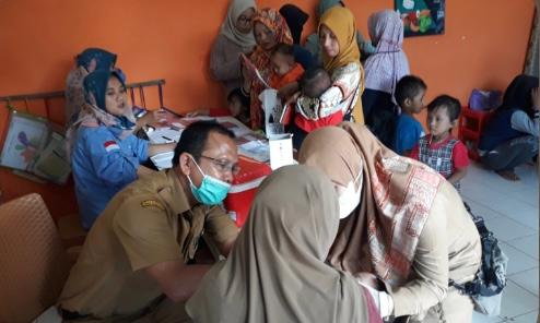 Berikan kenyamanan, Polsek Cihaurbeuti Monitoring Imunisasi Polio di Desa Sumberjaya