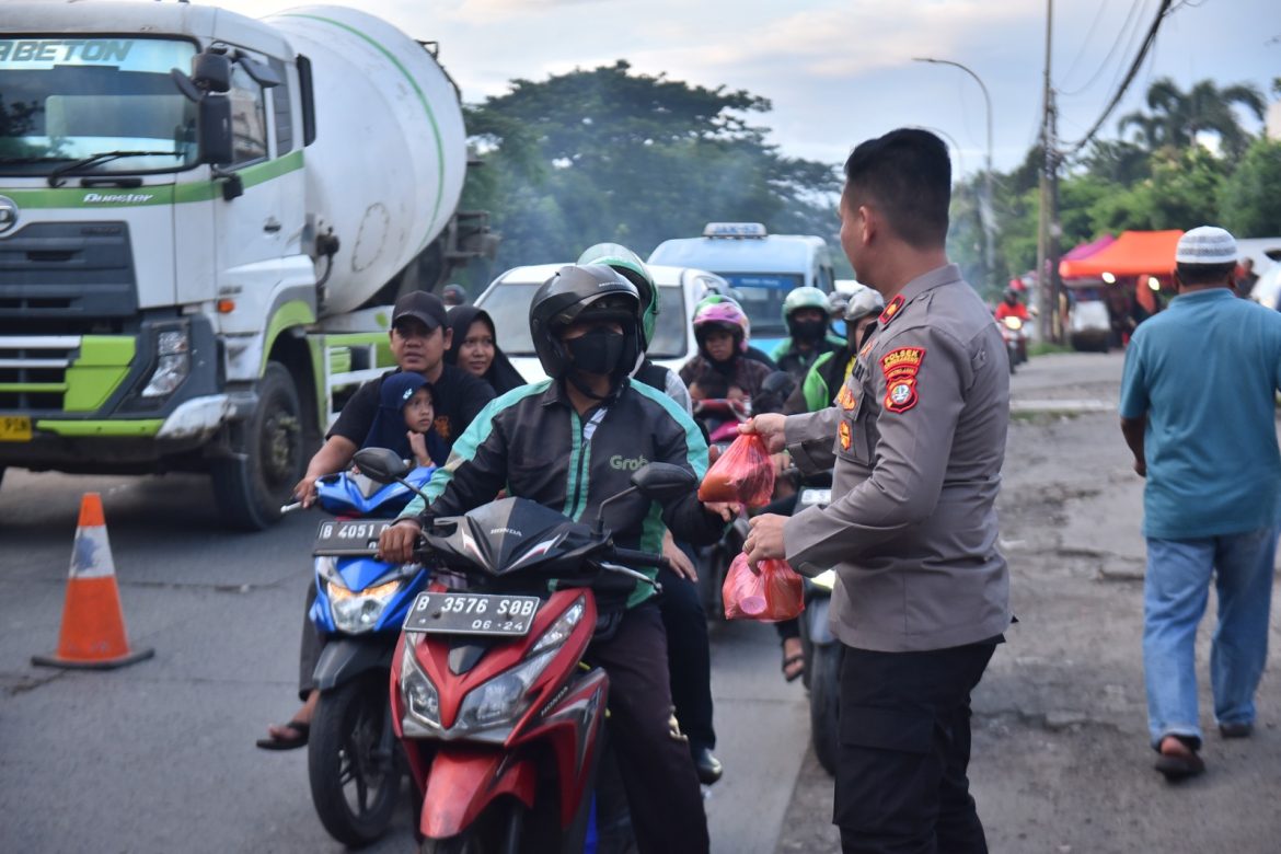 Polsek Cengkareng Membagikan Sebanyak 200 Takjil Kepada Masyarakat Dan pengendara Yang Melintas