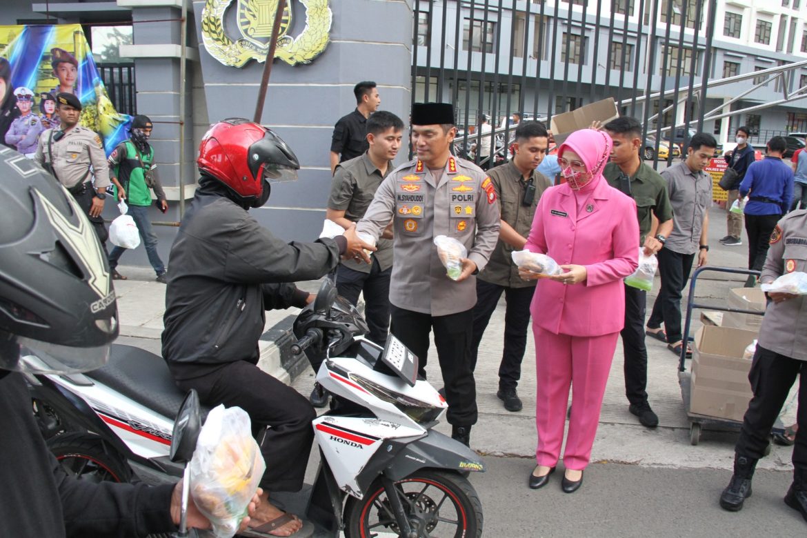 Polres Metro Jakarta Barat dan Bhayangkari Bagikan 1000 Paket Takjil Untuk Masyarakat