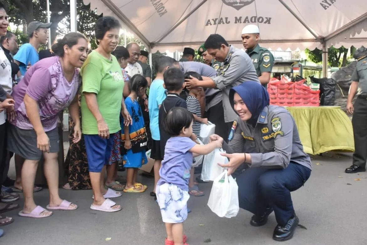 Disambut Antusias Masyarakat, Kodam Jaya Berbagi Takjil Gratis di Depan Makodam Jaya