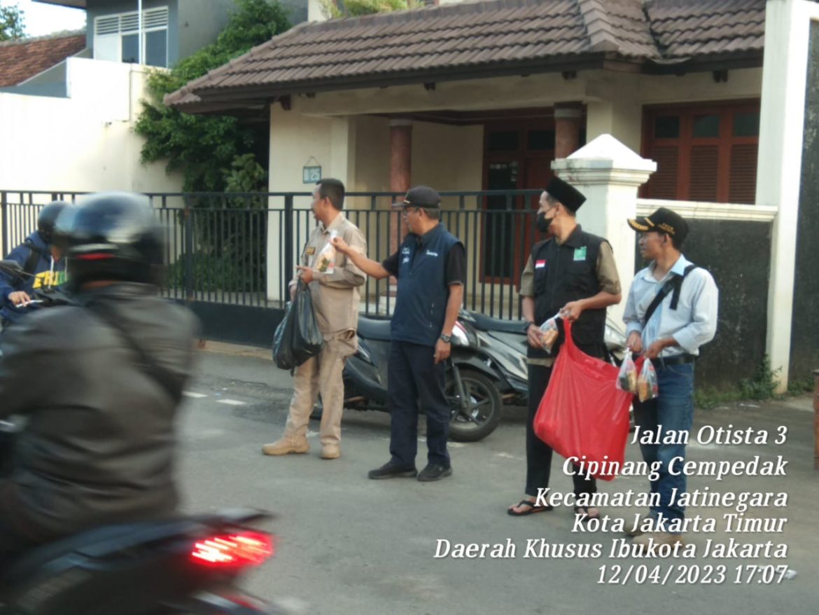 Gerakan Pemuda Jakarta Bekerja Sama Dengan FKDM Dan Tiga Pilar Berbagi Takjil Ramadhan