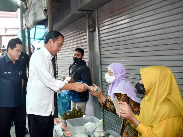 •Momen Presiden Bagikan “THR” ke Pedagang Pasar di Depok•