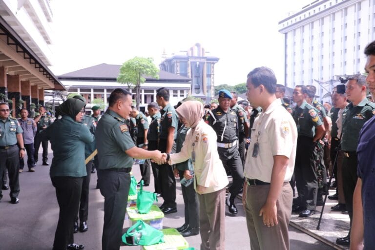 Kasad Memberikan Bingkisan Lebaran Kepada 2300 Prajurit TNI AD Dan PNS