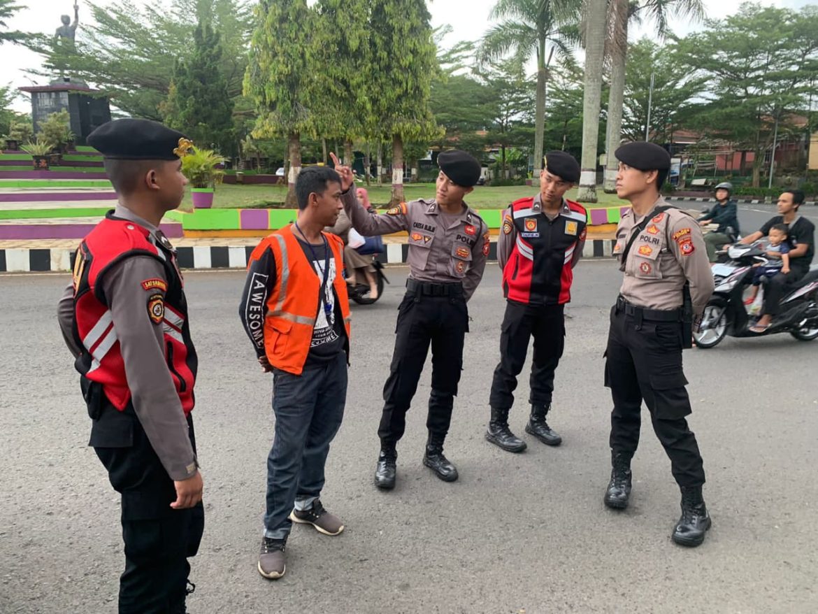 Berikan Rasa Aman, Sat Samapta Polres Ciamis Masifkan Patroli Dialogis Kegiatan Ngabuburit Warga