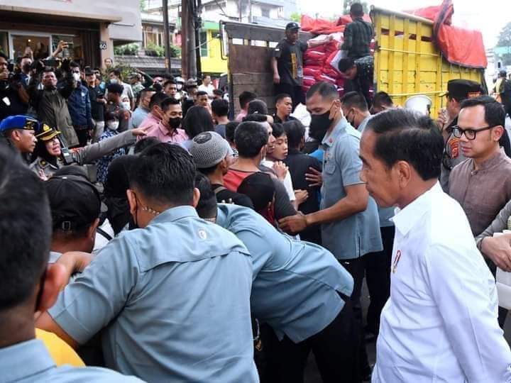 Presiden Jokowi Bagikan Sembako Hingga Hamper Untuk Masyarakat di Kota Bogor