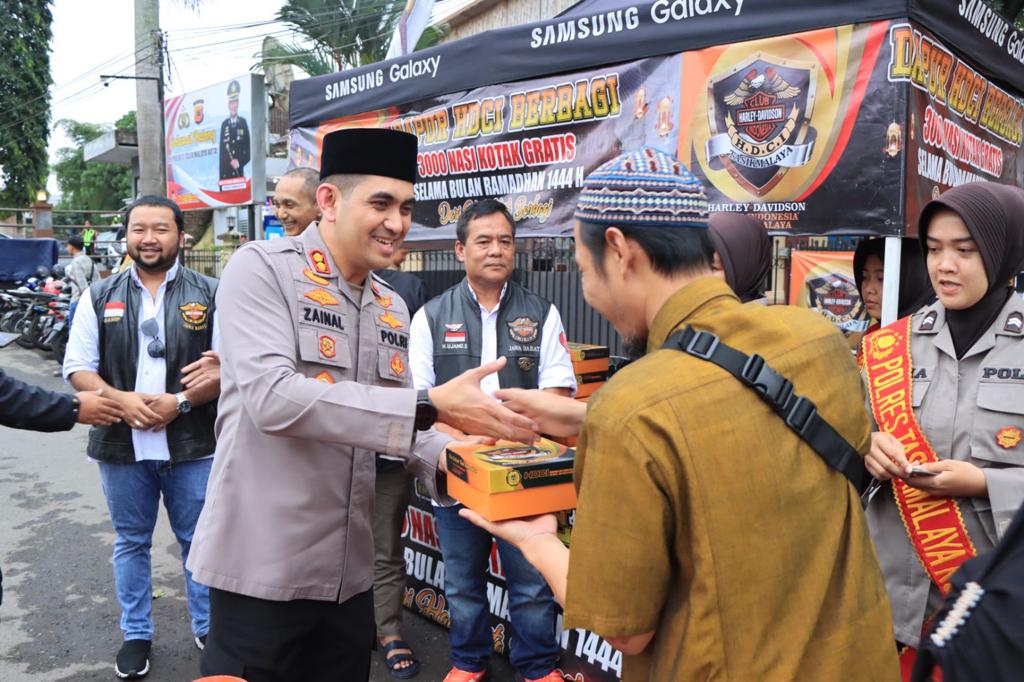 Kapolres Tasikmalaya Kota dan Polwan Bersinergi Dengan HDCI Bagikan Ratusan Nasi Kotak