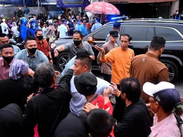 Antusiasme Warga Bogor Antre Sembako dari Presiden Jokowi