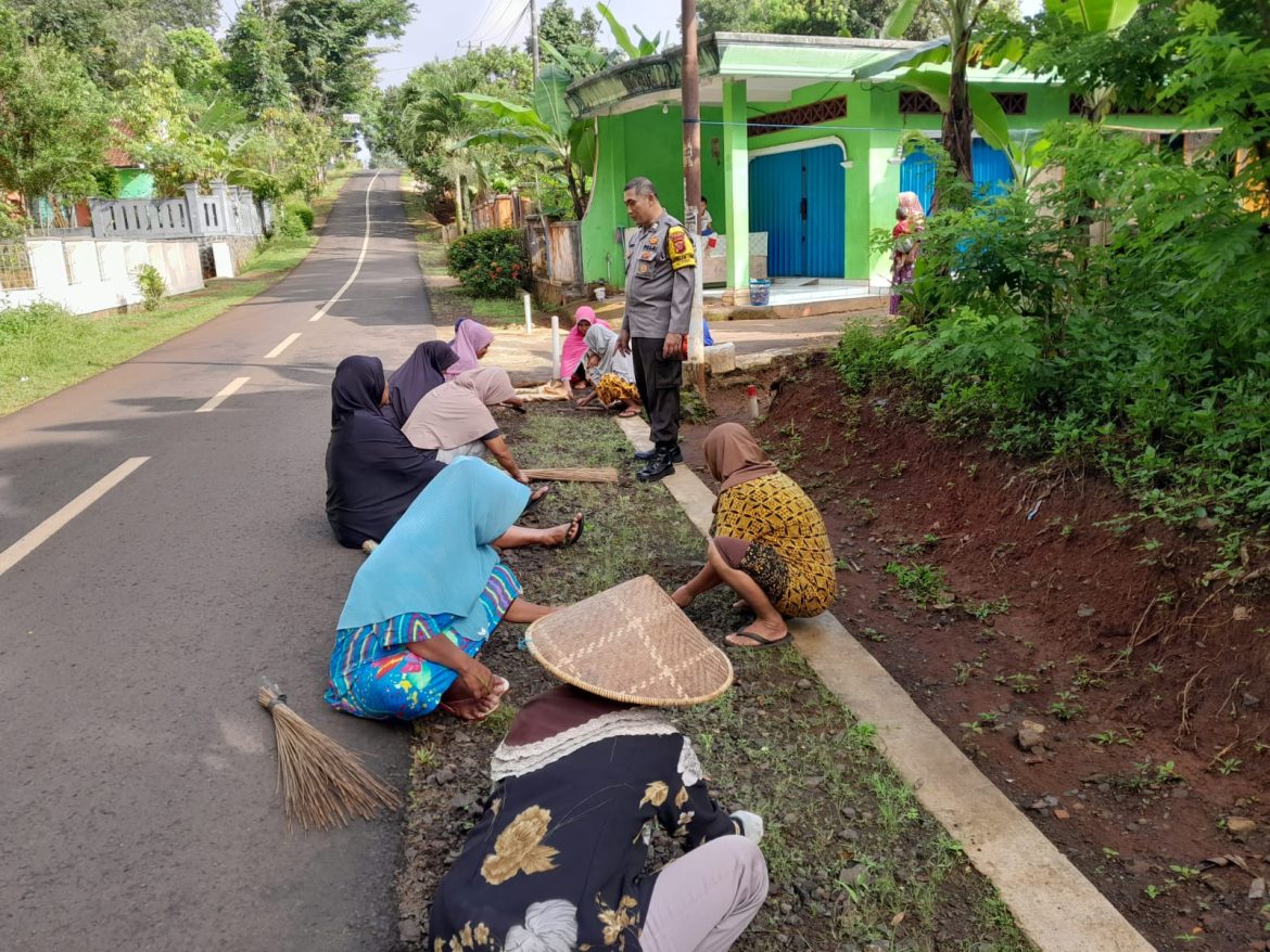 Melalui ibu-ibu kerja bakti di Dusun Pabrik, Kapolres Ciams melalui Polsek Sukadana berikan himbauan